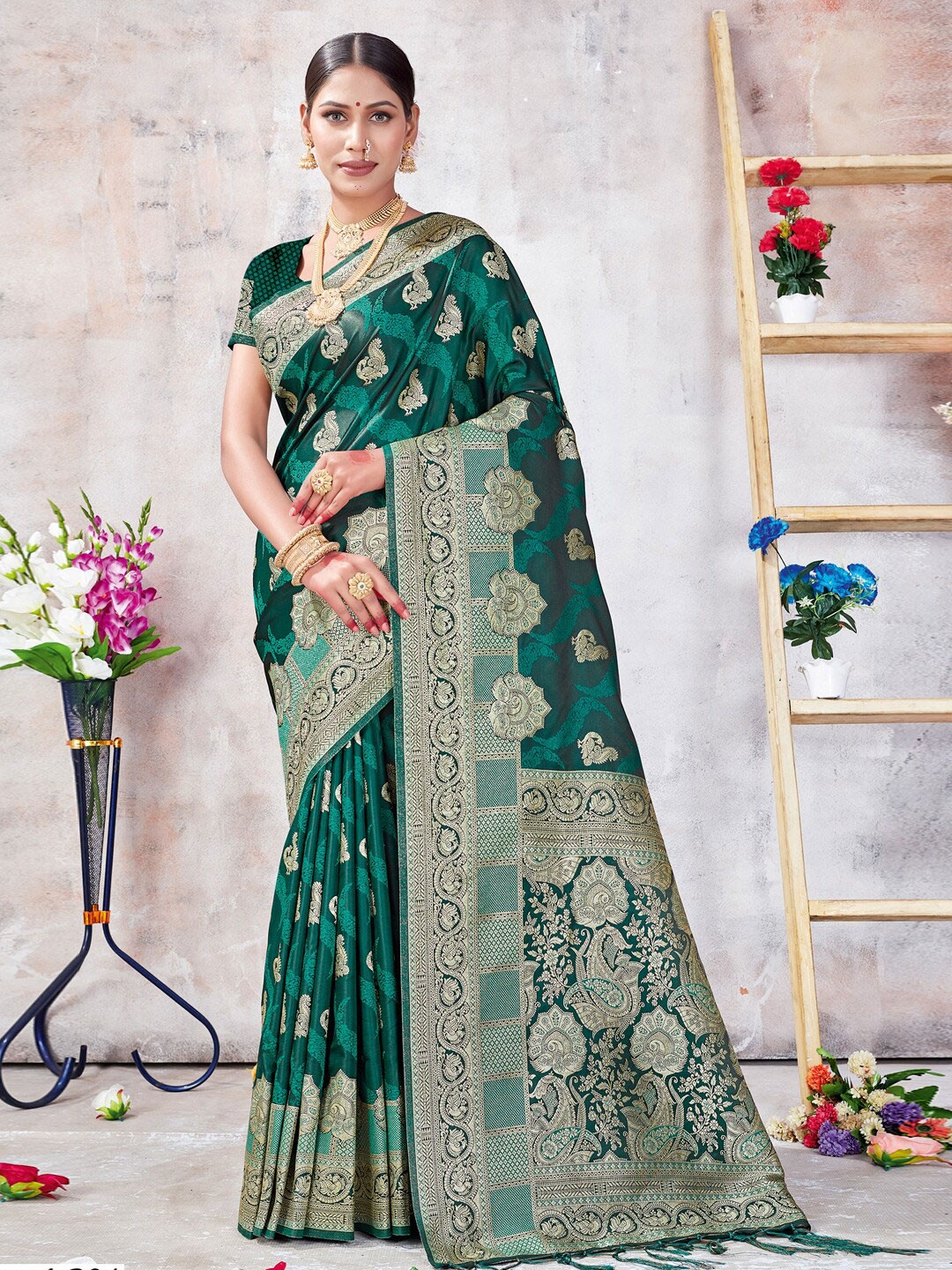 

SANGAM PRINTS Ethnic Motifs Woven Design Zari Saree, Green