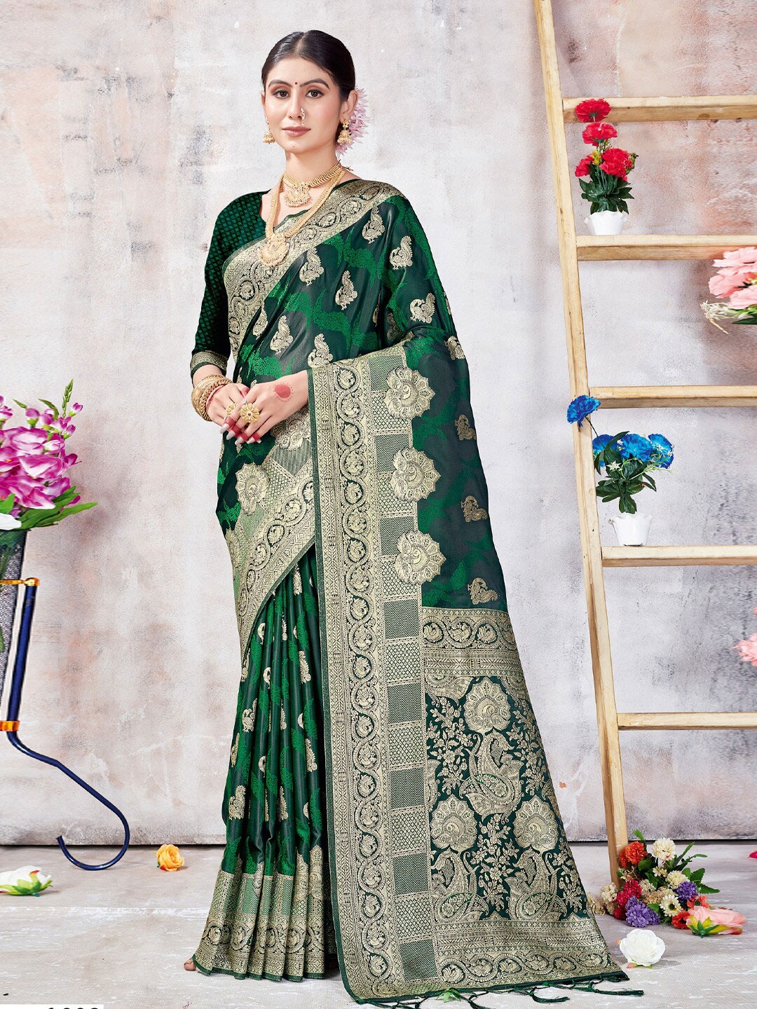 

SANGAM PRINTS Ethnic Motifs Woven Design Zari Saree, Green
