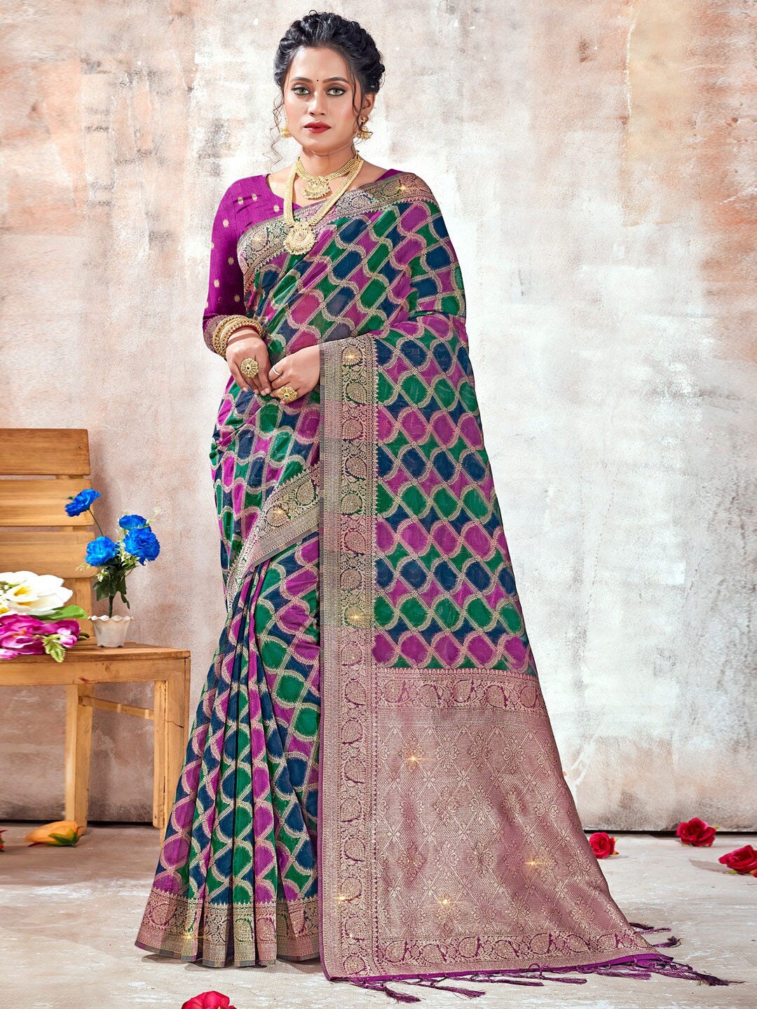 

SANGAM PRINTS Geometric Woven Design Zari Organza Saree, Green