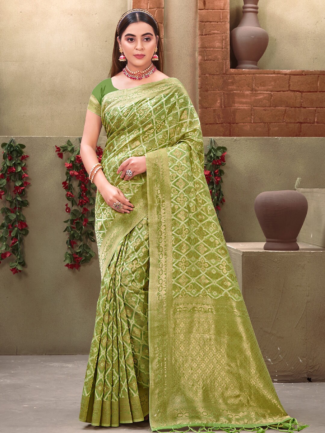 

SANGAM PRINTS Ethnic Motifs Woven Design Zari Saree, Green