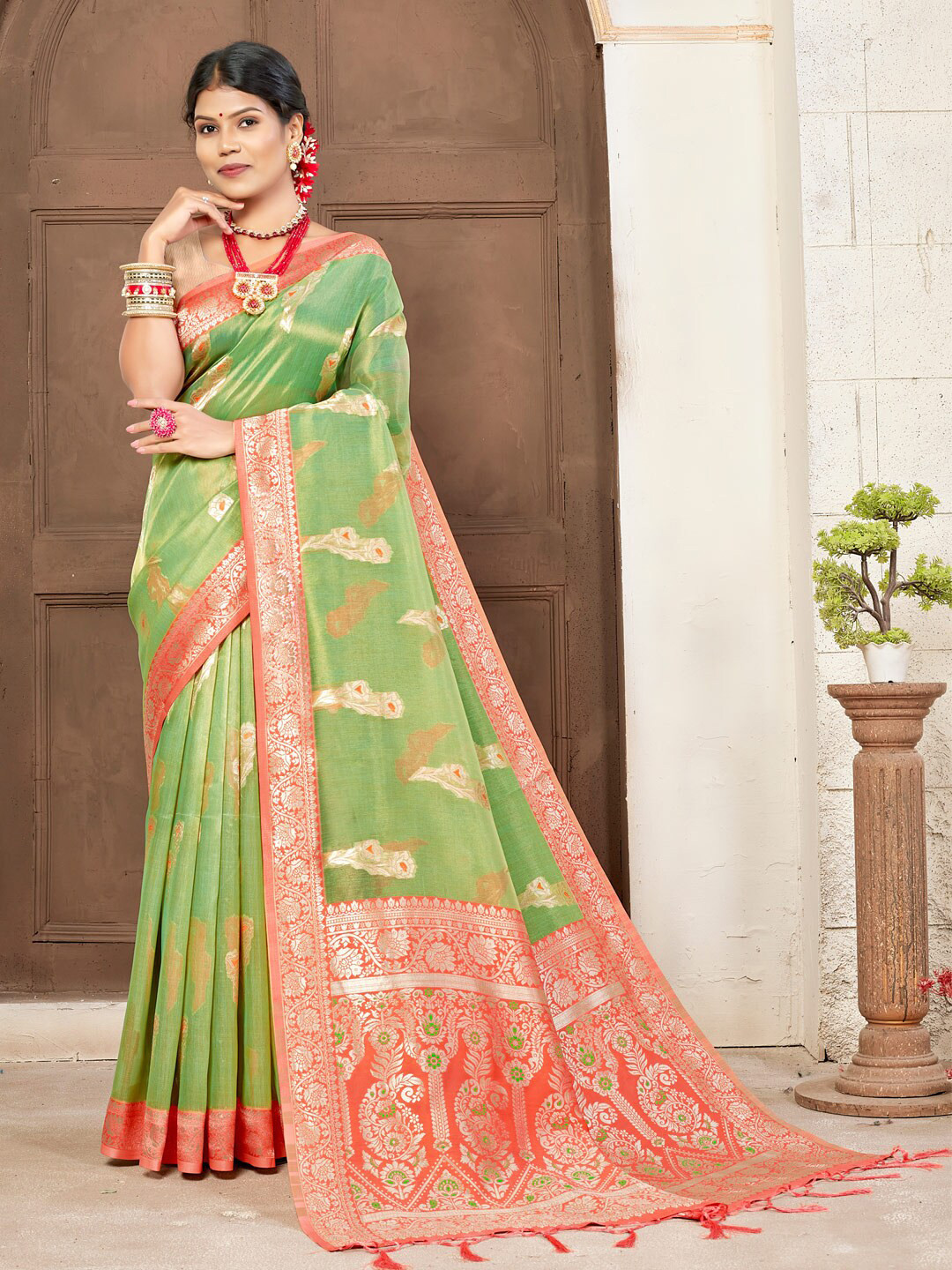 

SANGAM PRINTS Ethnic Motifs Woven Design Zari Saree, Green