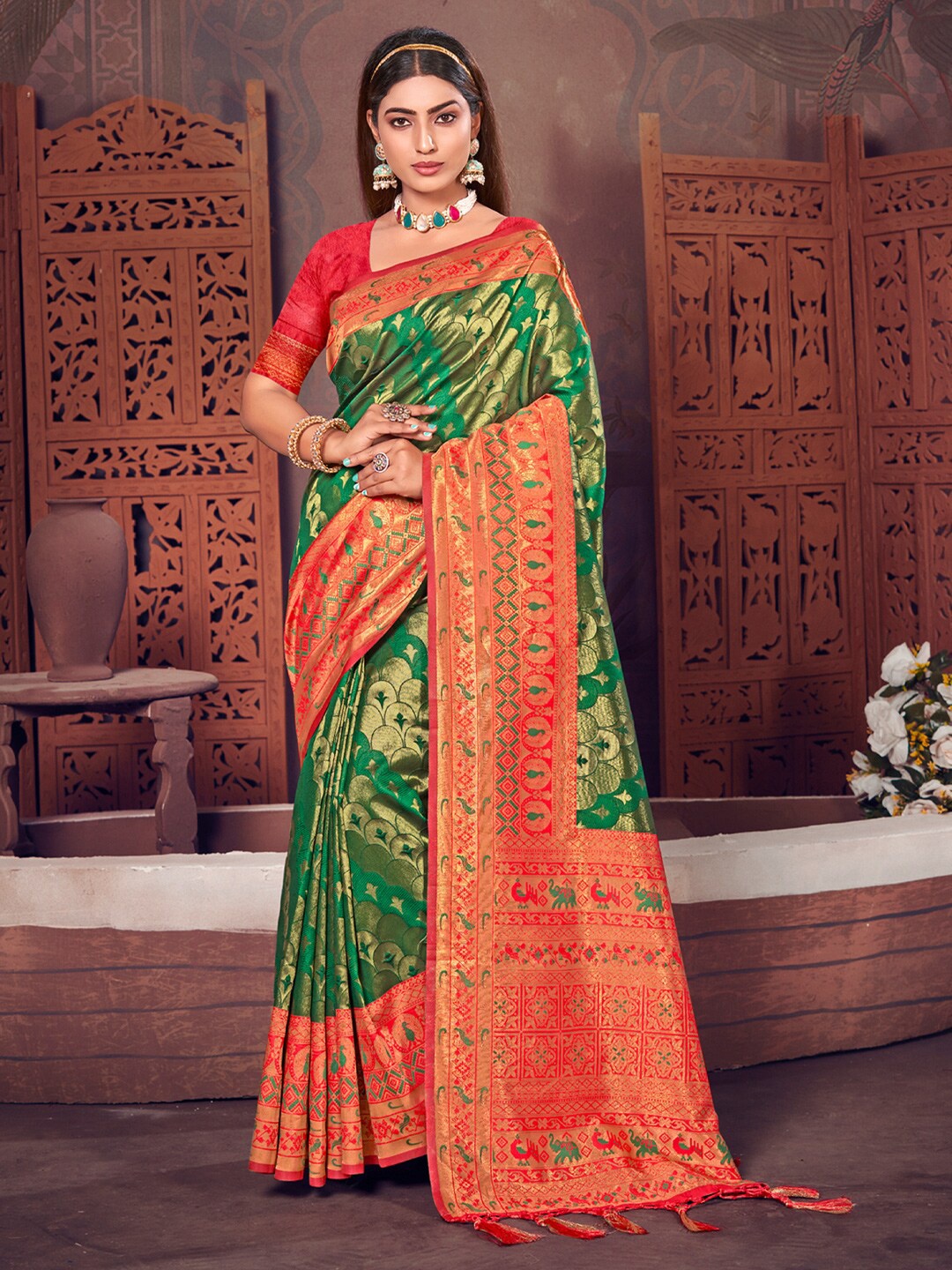 

SANGAM PRINTS Ethnic Motifs Woven Design Zari Silk Blend Kanjeevaram Saree, Green