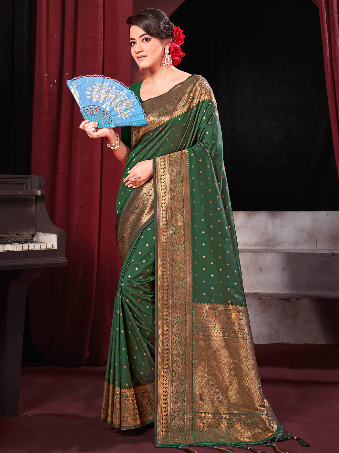 

SANGAM PRINTSEthnic Motifs Woven Design Zari Silk Blend Banarasi Saree, Green