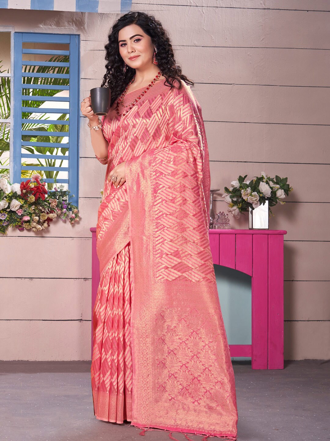 

SANGAM PRINTS Geometric Woven Design Zari Saree, Peach