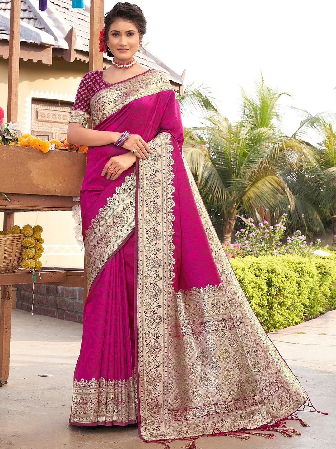 

SANGAM PRINTS Ethnic Motifs Woven Design Zari Silk Blend Banarasi Saree, Magenta