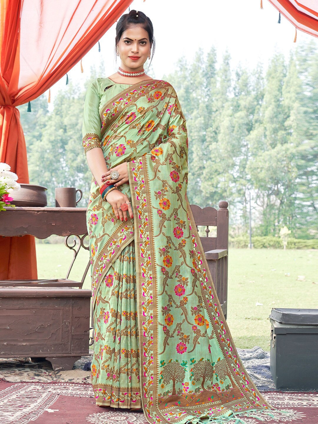 

SANGAM PRINTS Floral Woven Design Zari Saree, Green