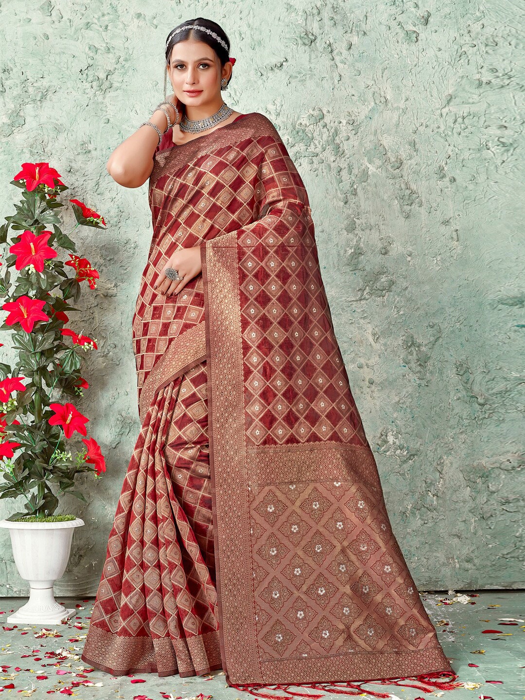 

SANGAM PRINTS Geometric Woven Design Zari Organza Saree, Maroon