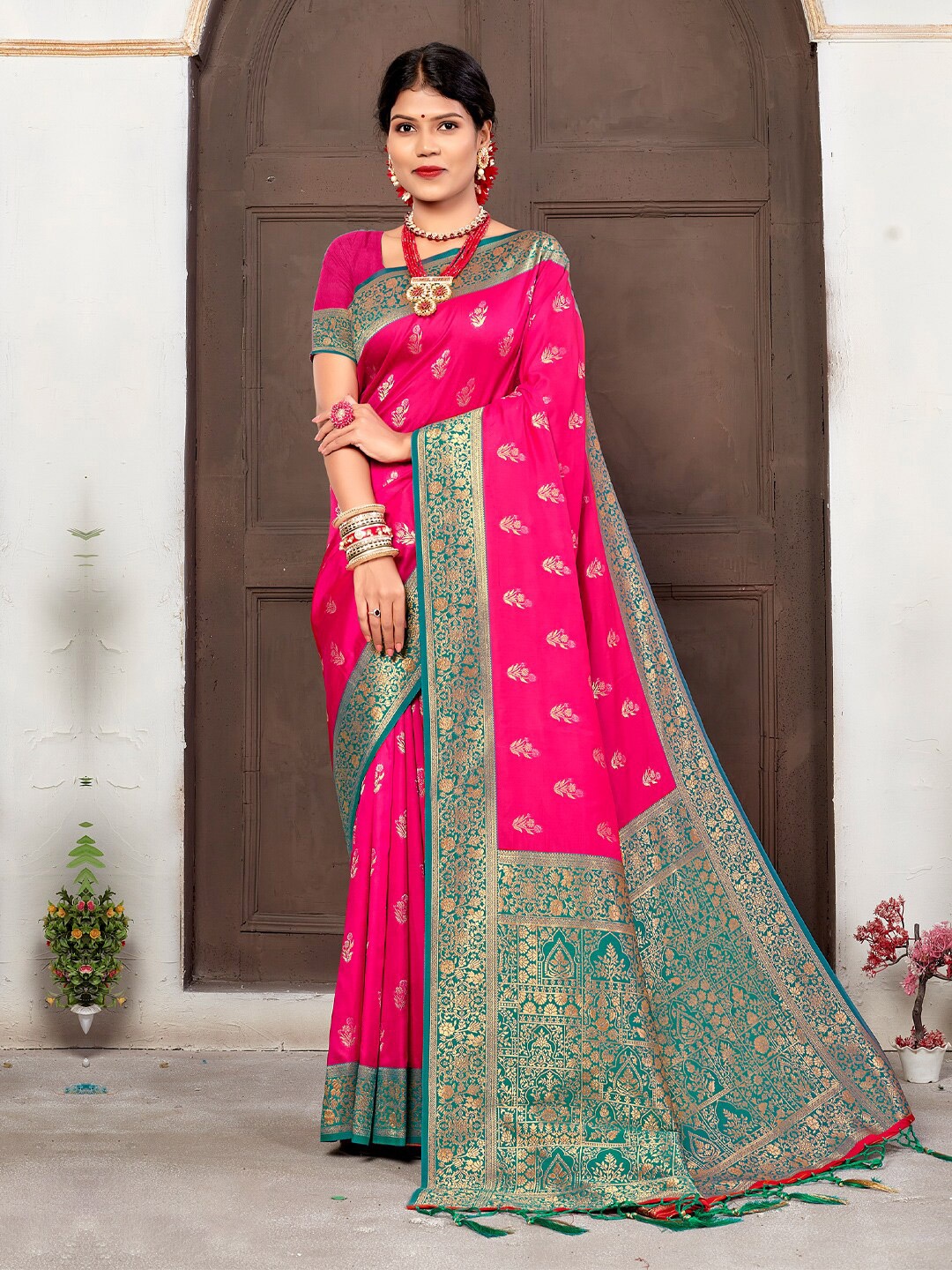 

SANGAM PRINTS Woven Design Zari Saree, Red