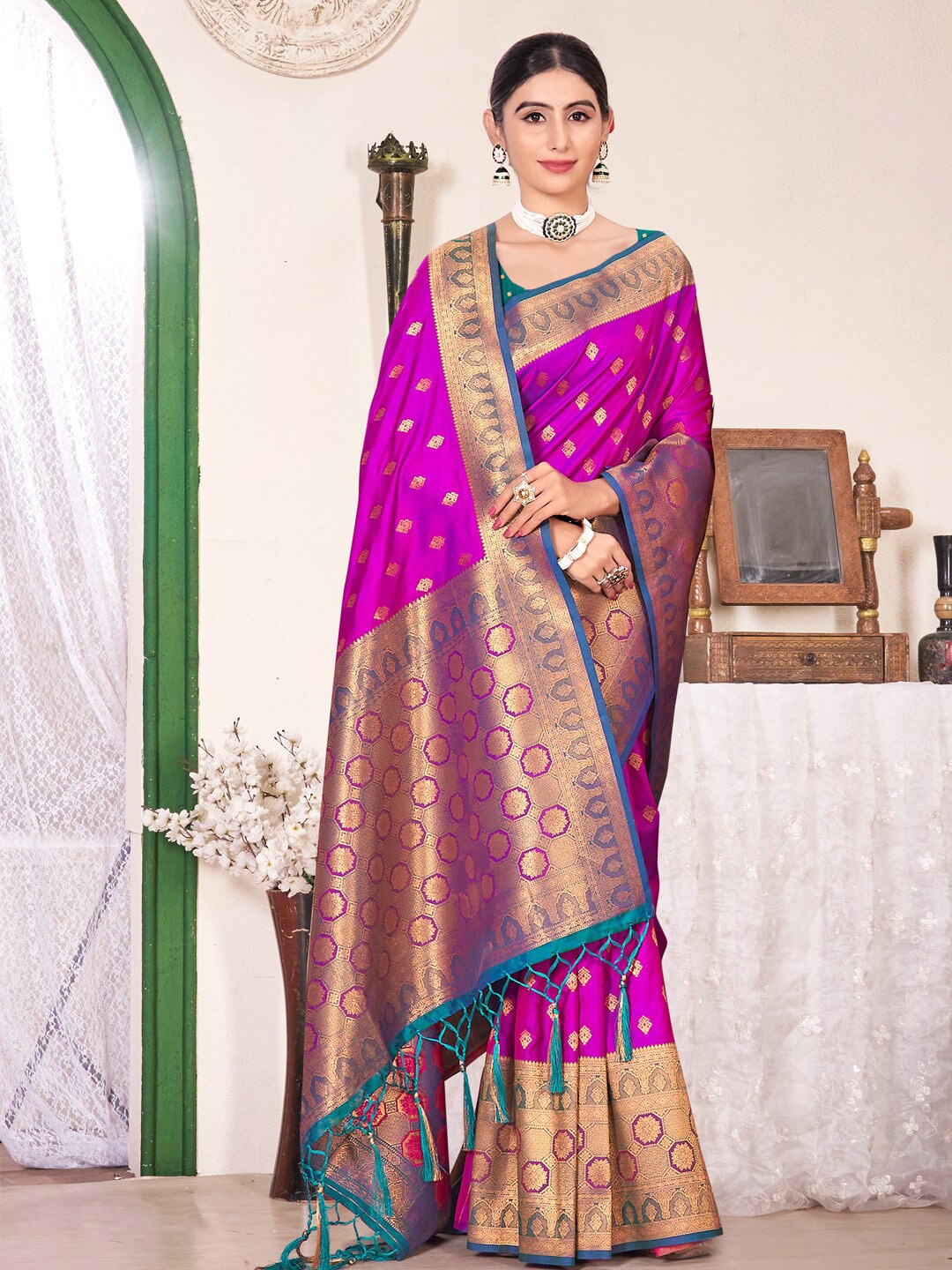 

SANGAM PRINTS Woven Design Zari Banarasi Saree, Magenta