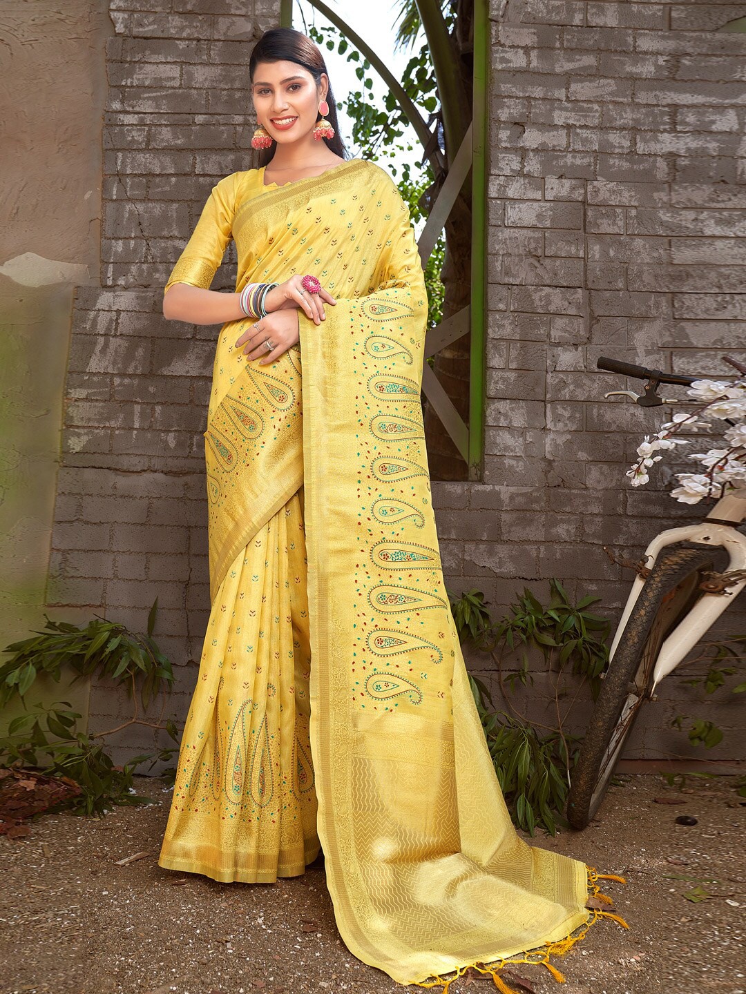 

SANGAM PRINTS Paisley Woven Design Zari Saree, Yellow