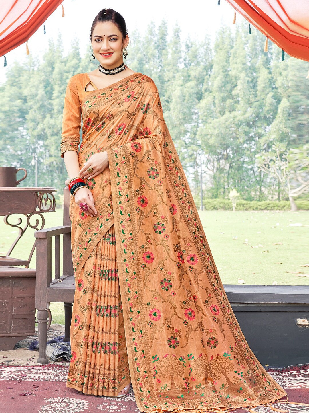 

SANGAM PRINTS Floral Woven Design Zari Saree, Peach