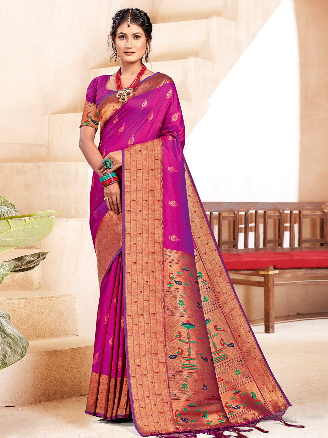 

SANGAM PRINTS Woven Design Zari Silk Blend Paithani Saree, Magenta