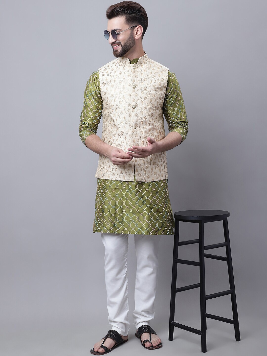 

SOJANYA M Ethnic Motifs Embroidered Thread Work Kurta With Churidar, Olive