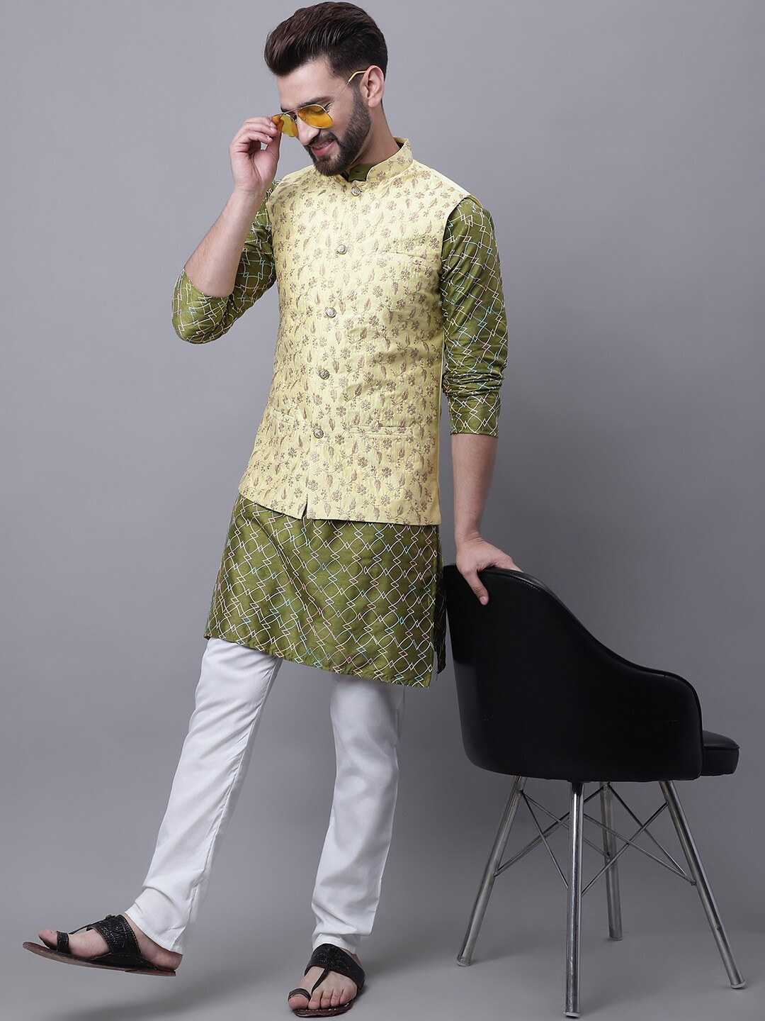 

SOJANYA Men Embroidered Regular Thread Work Kurta With Pyjamas & Nehru Jacket, Olive