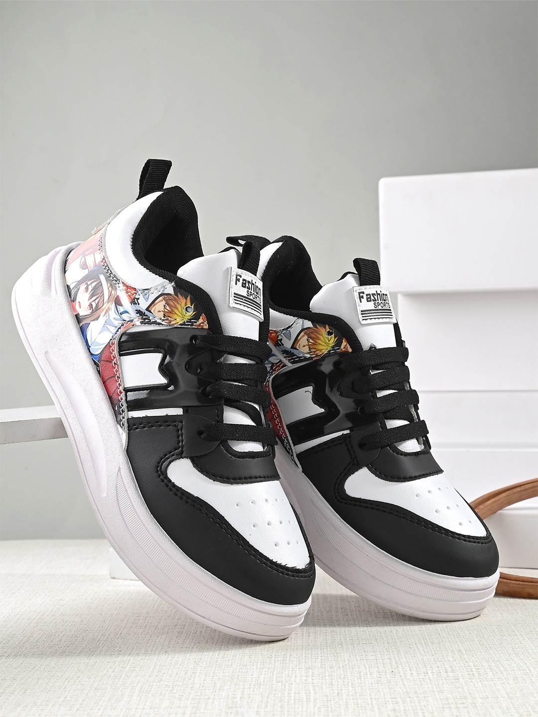 

The Roadster Lifestyle Co. Women Black And White Walking Sports Shoes