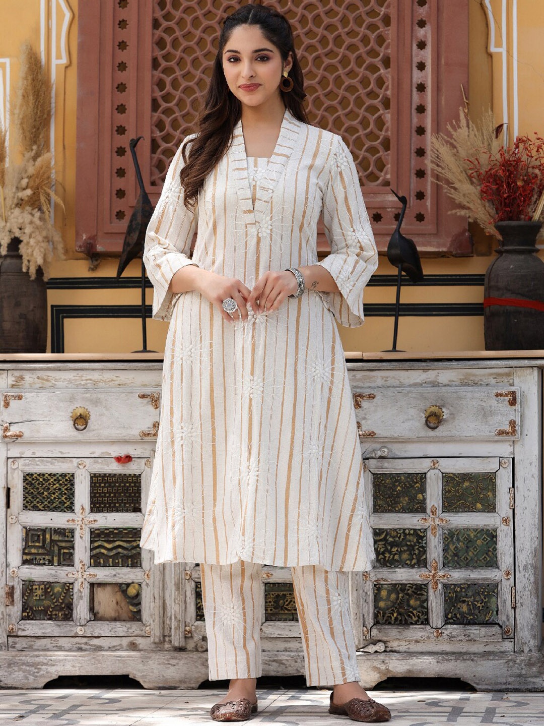 

EverBloom Floral Embroidered Regular Kurta with Trousers, Beige