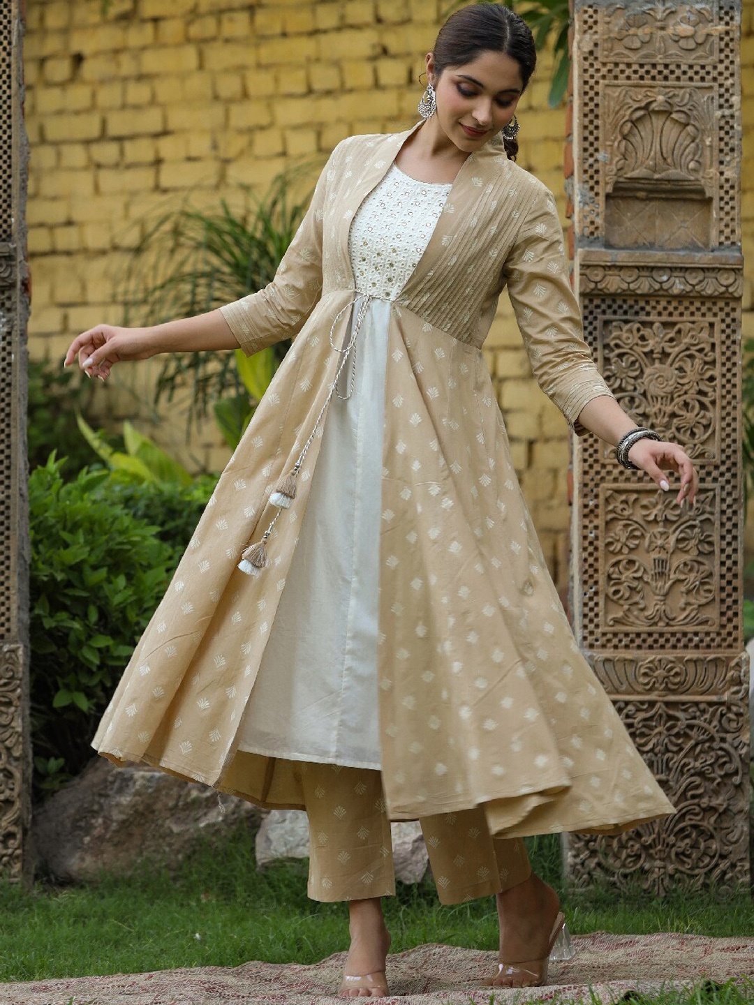 

EverBloom Floral Printed Layered Pure Cotton Kurta & Trousers With Printed Shrug, Beige