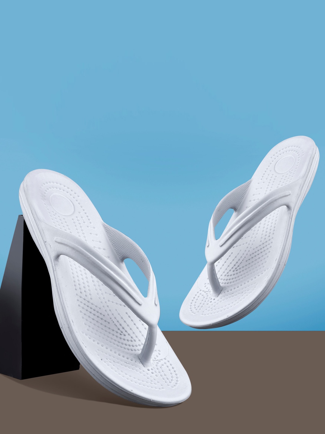 

sneakers villa Men Textured Thong Flip-Flops, Grey