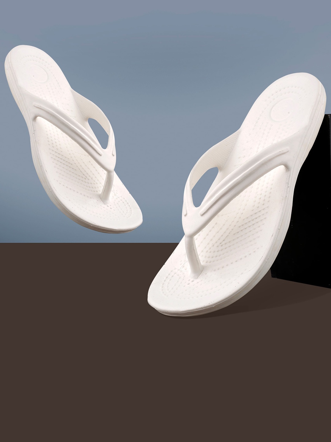 

sneakers villa Men Textured Thong Flip-Flops, Off white