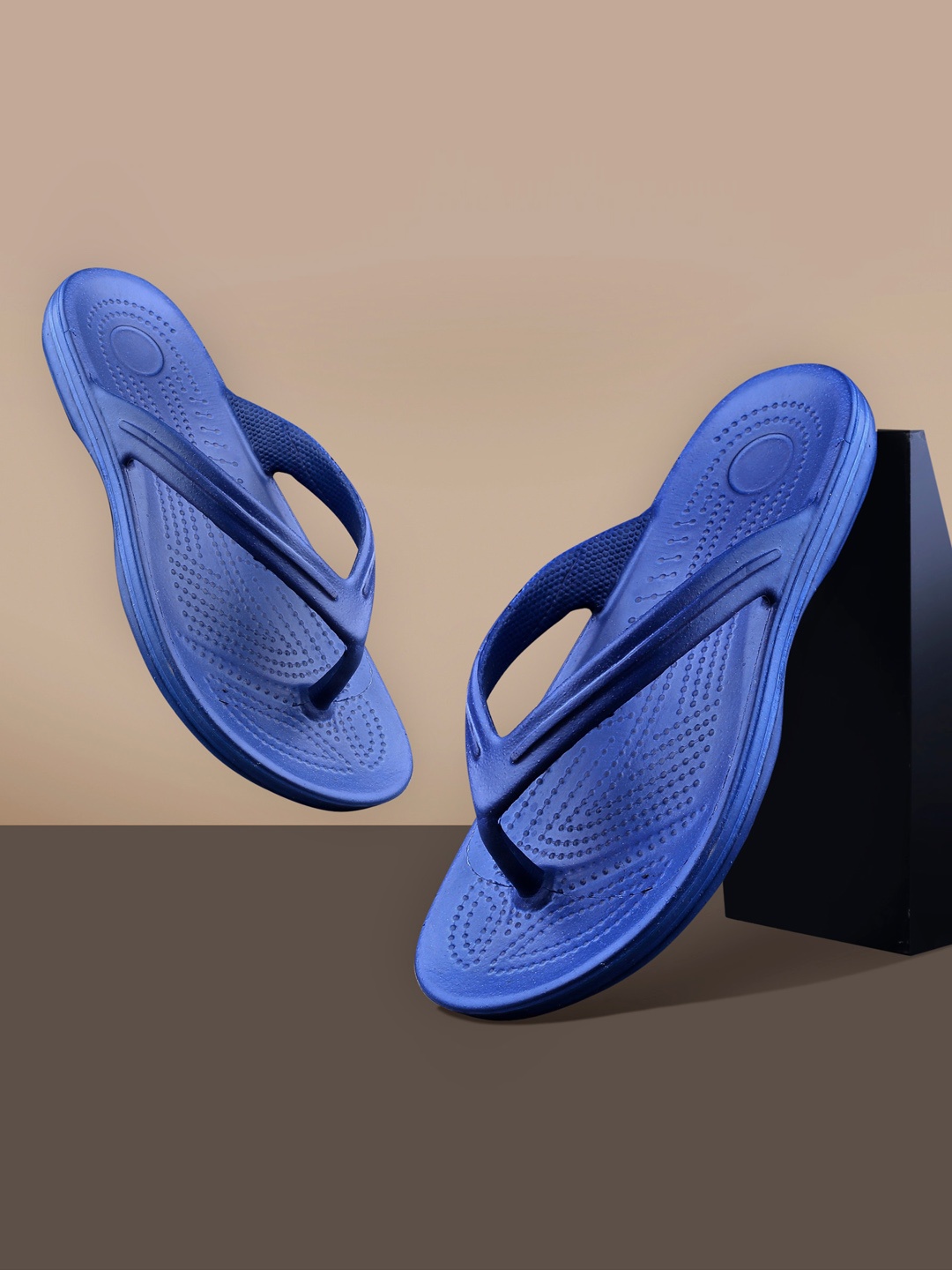 

sneakers villa Men Textured Thong Flip-Flops, Navy blue