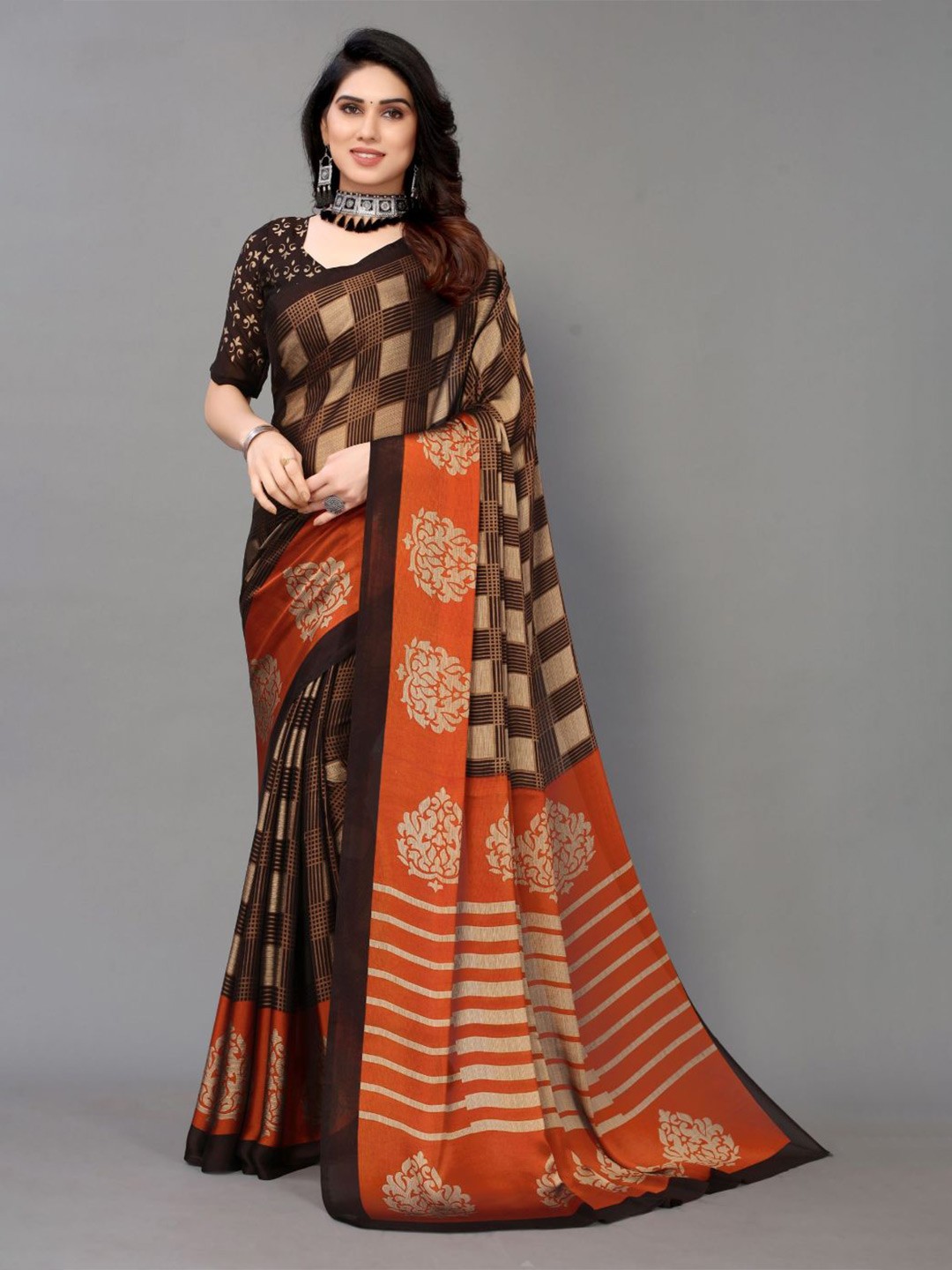 

FABMORA Geometric Printed Poly Chiffon Saree, Beige