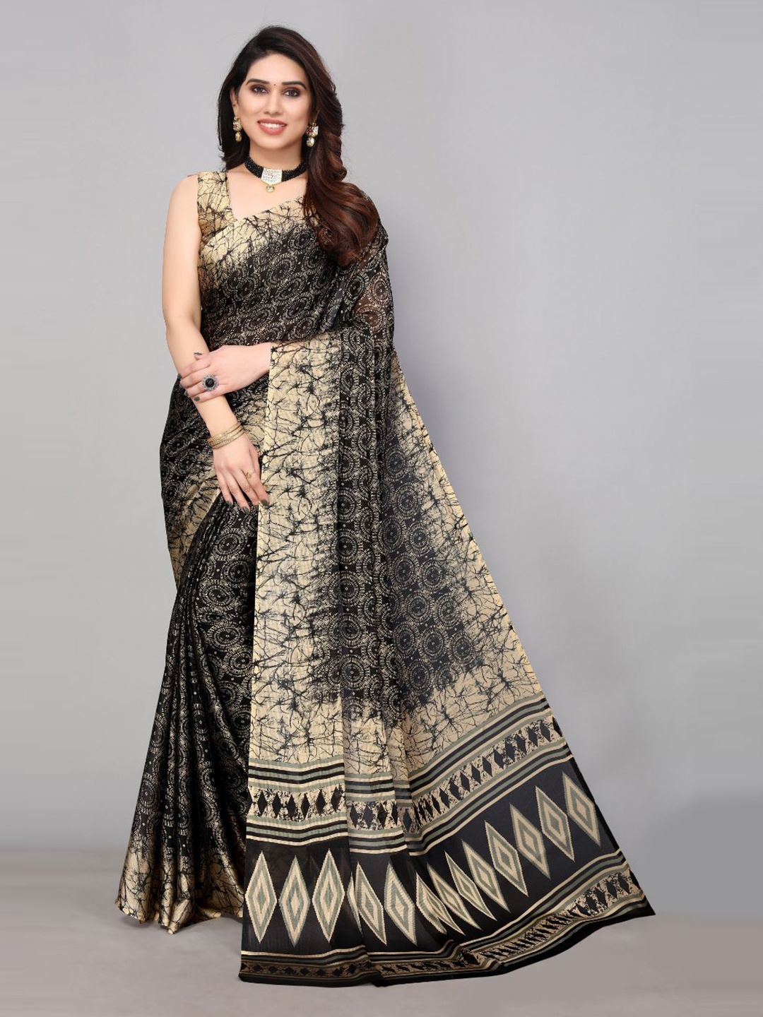

FABMORA Geometric Printed Poly Chiffon Saree, Black