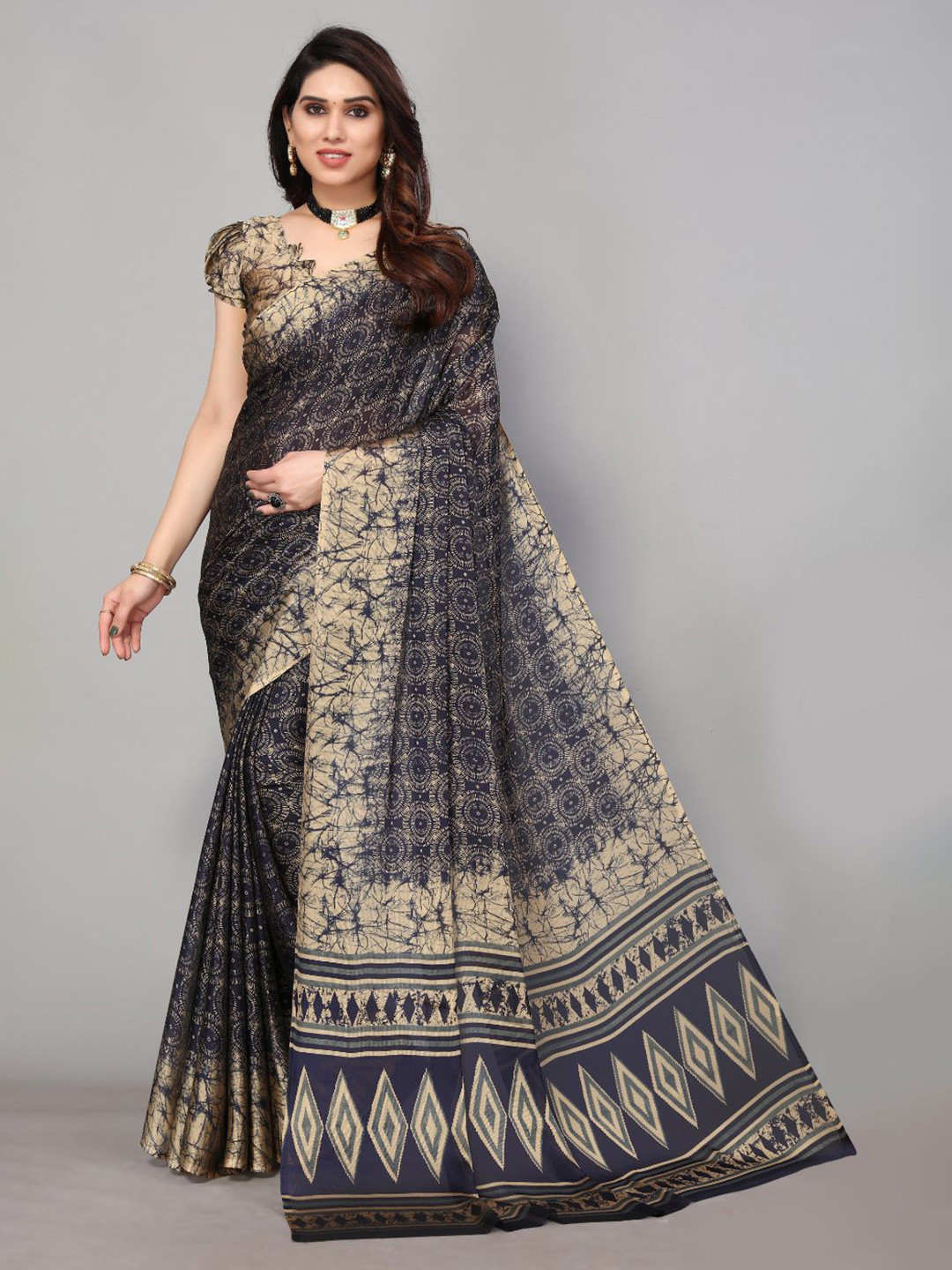 

FABMORA Geometric Printed Poly Chiffon Saree, Navy blue