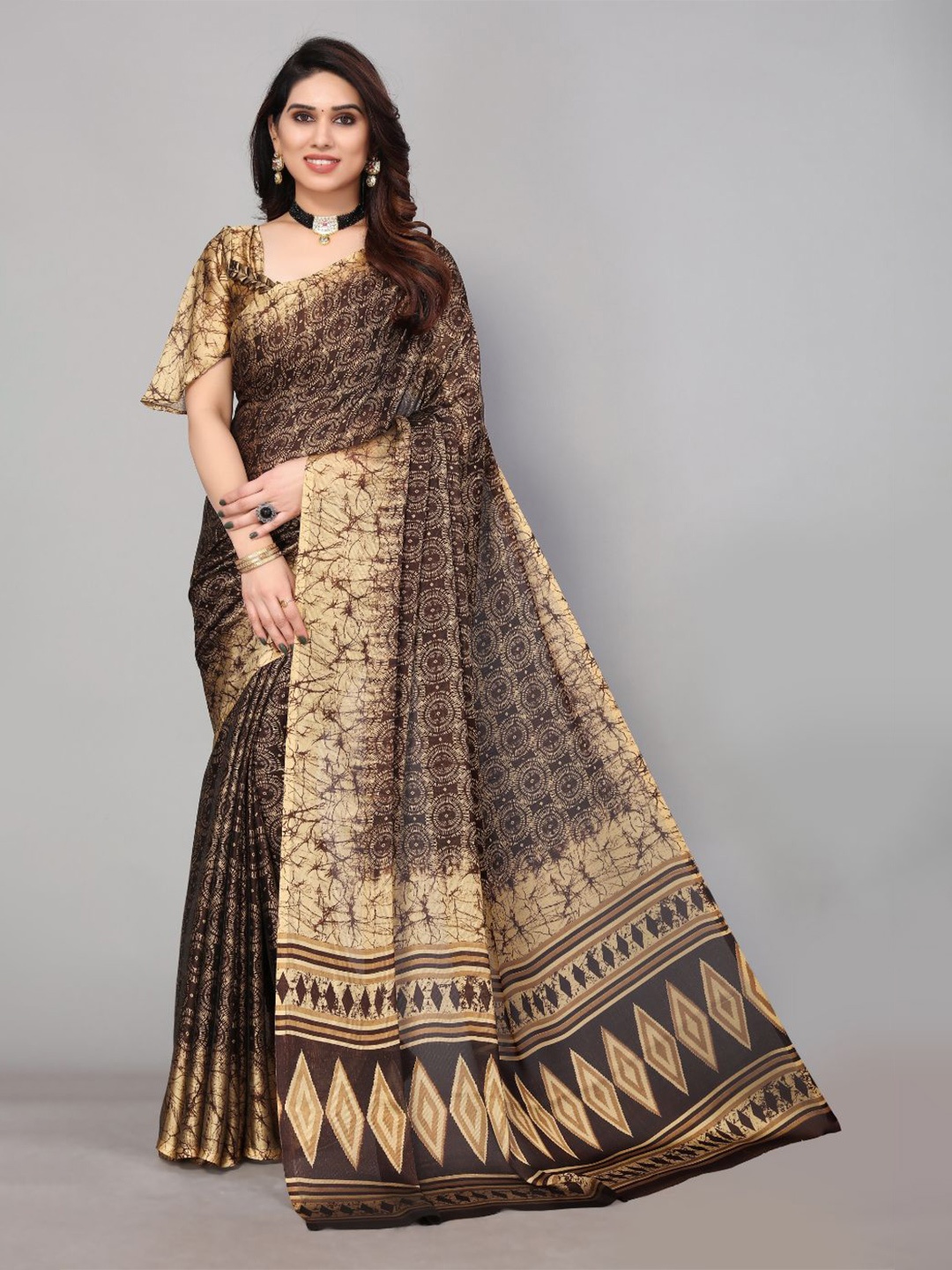

FABMORA Geometric Printed Poly Chiffon Saree, Brown