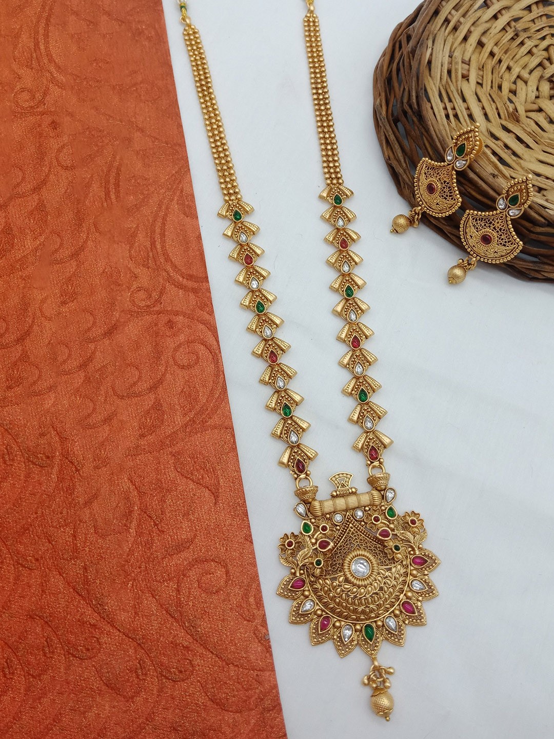 

AASHISH IMITATION Copper-Plated Kundan Studded Jewellery Set, Gold