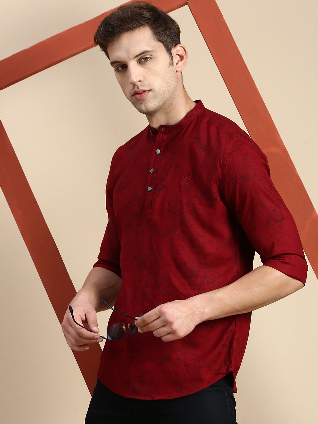 

SHOWOFF Floral Printed Mandarin Collar Straight Kurta, Burgundy