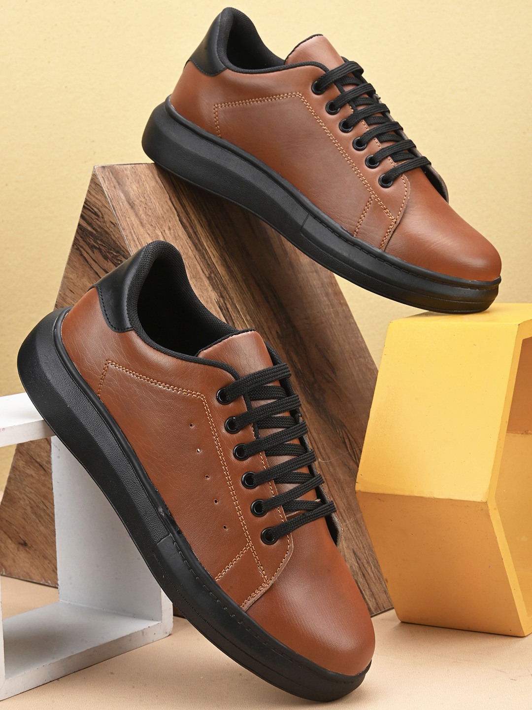 

ELIXIR MAN Men Padded Insole Lightweight Contrast Sole Sneakers, Brown