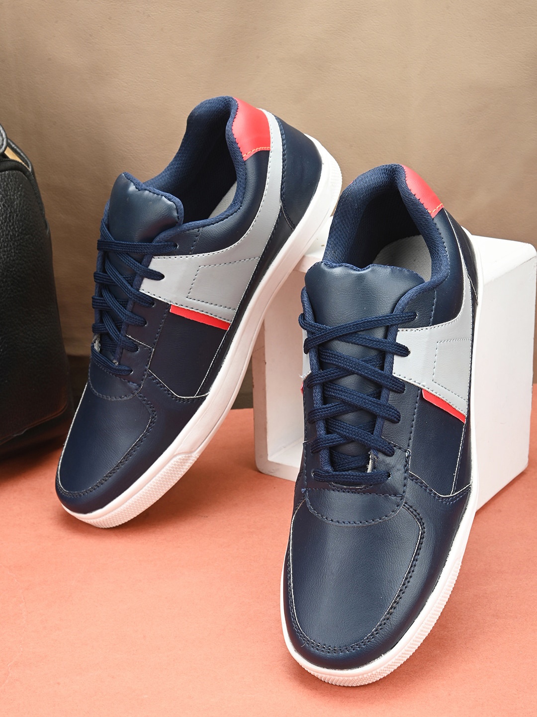 

ELIXIR MAN Men Colourblocked Padded Insole Lightweight Contrast Sole Sneakers, Blue