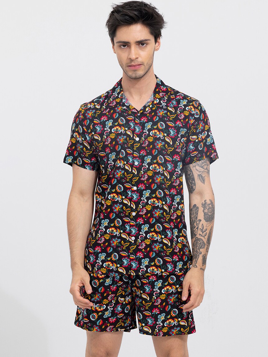 

Snitch Men Floral Printed Shirt and Shorts, Black