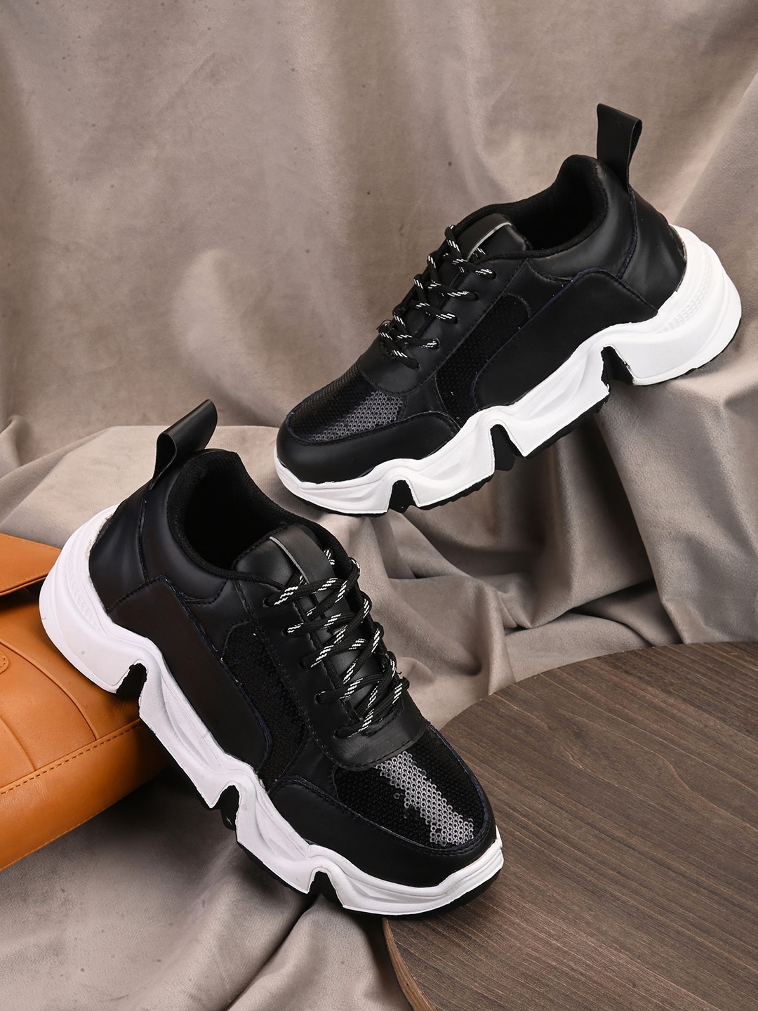 

Roadster Women Woven Design Light Weight Sneakers, Black