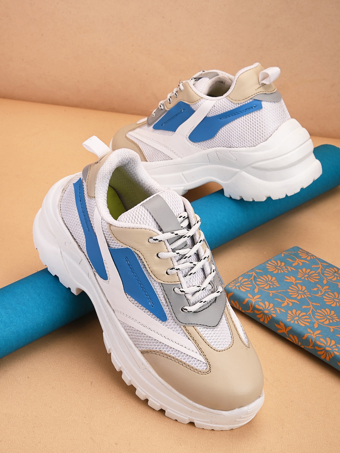 

Roadster Women Colourblocked Light Weight Sneakers, White