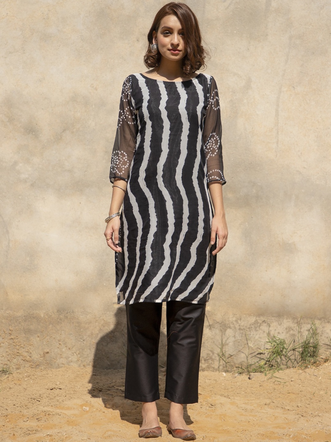 

Zanaash Striped Straight Kurta With Trousers, Black