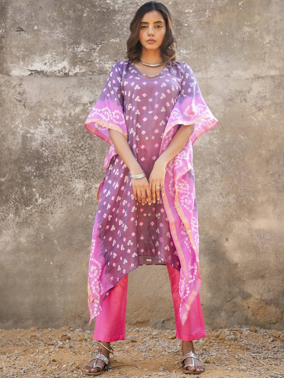 

Zanaash Bandhani Printed Kaftan Kurta With Trousers, Magenta