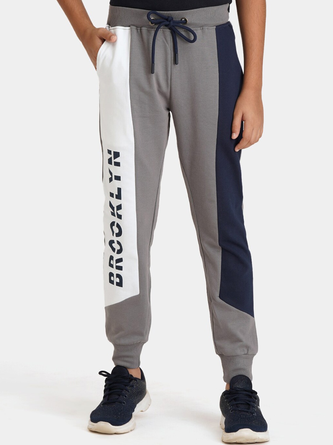 

Urbano Juniors Boys Colourblocked Mid-Rise Pure Cotton Joggers, Grey