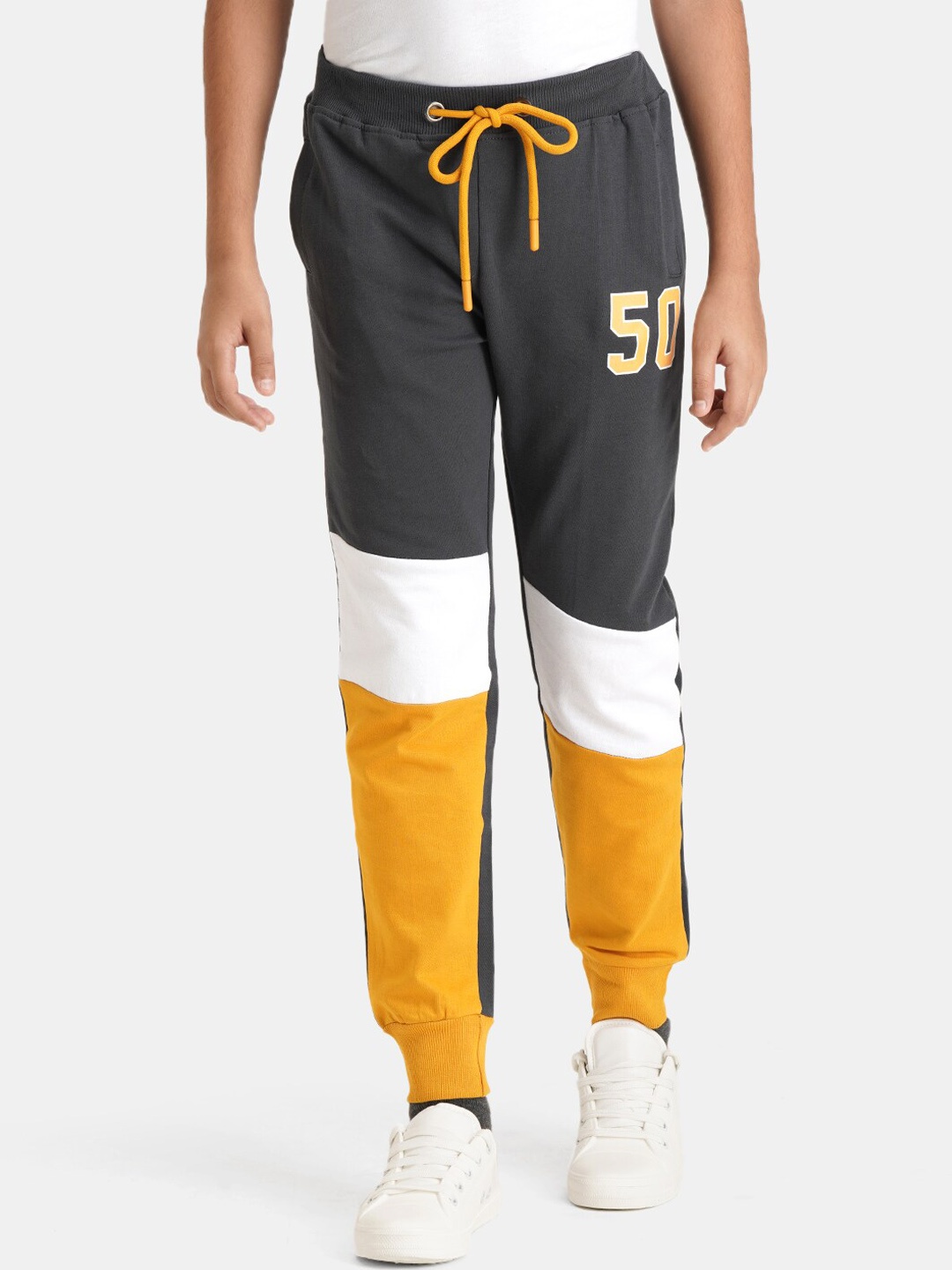 

Urbano Juniors Boys Colorblocked Printed Pure Cotton Mid-Rise Joggers, Grey