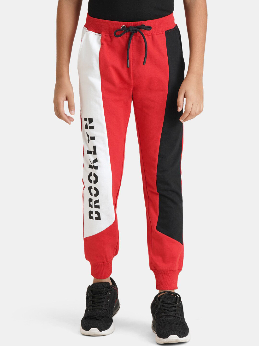 

Urbano Juniors Boys Colorblocked Printed Pure Cotton Mid-Rise Joggers, Red
