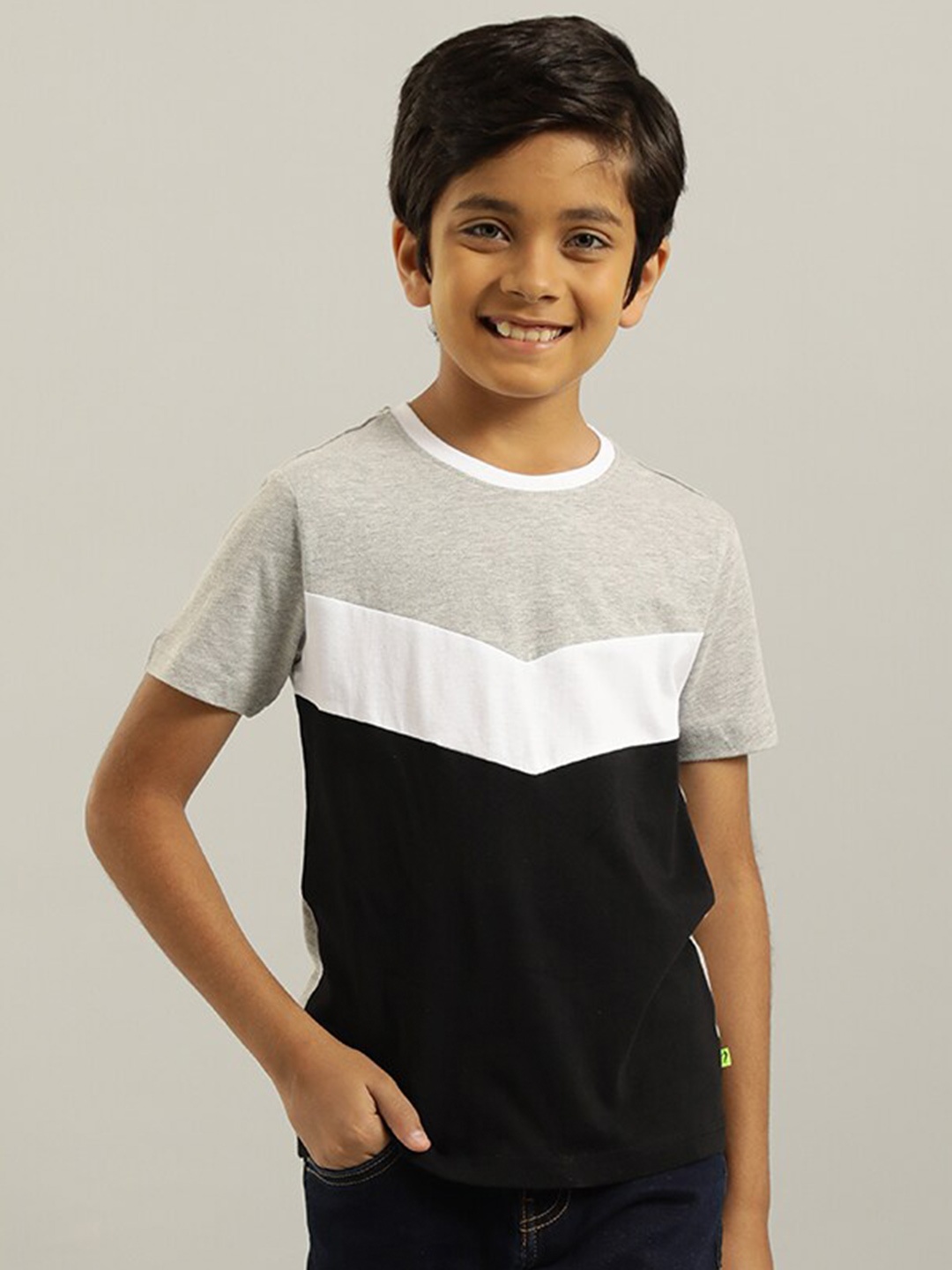 

Indian Terrain Boys Colourblocked Pure Cotton T-shirt, Black