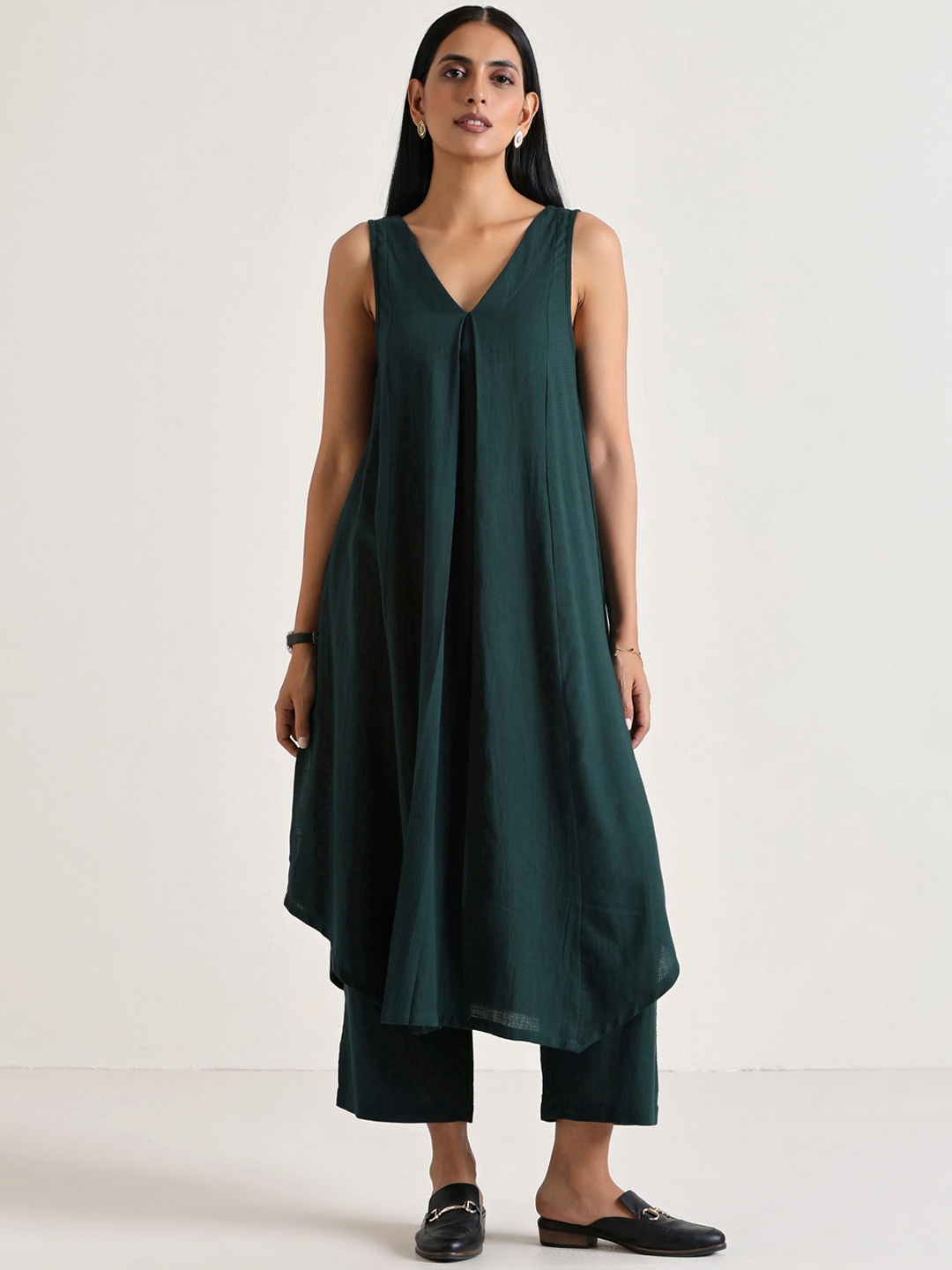 

trueBrowns V-Neck Sleeveless A-line Kurta With Trousers, Green