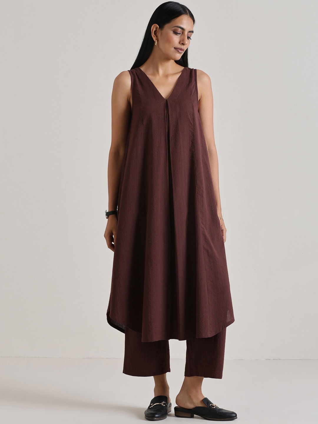 

trueBrowns V-Neck Sleeveless A-line Kurta With Trousers, Brown