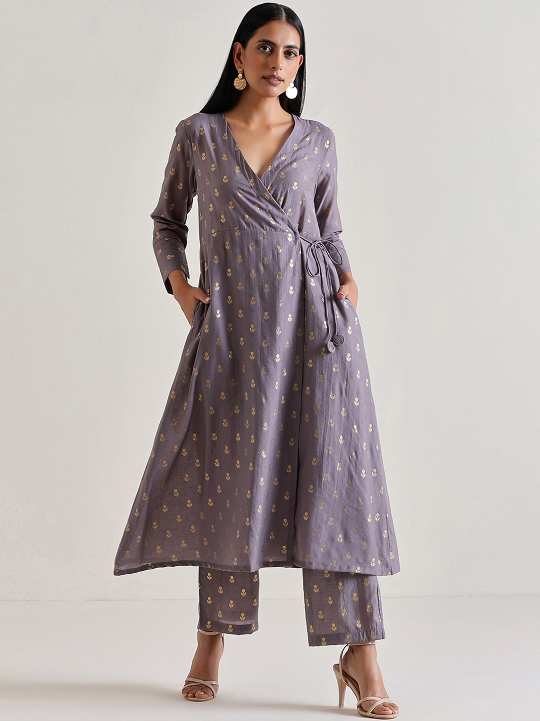 

trueBrowns Floral Foil Printed Angrakha A-line Kurta With Trousers, Grey