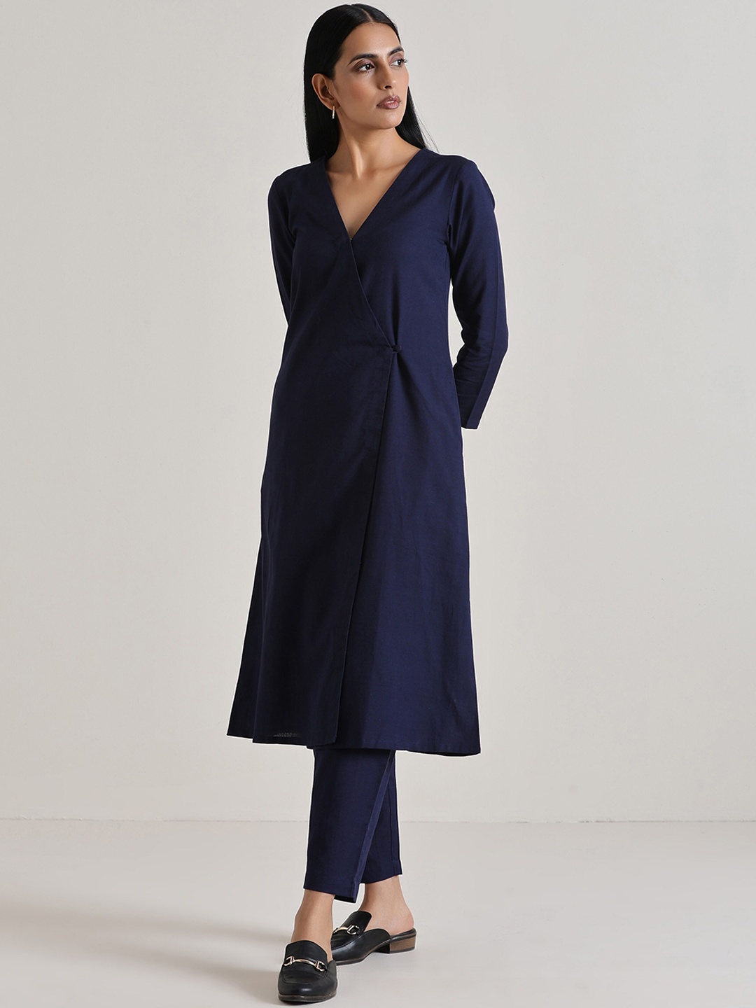 

trueBrowns V-Neck A-Line Kurta with Trousers, Navy blue