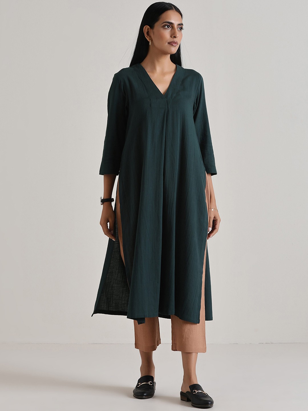 

trueBrowns V-Neck A-Line Kurta with Trousers, Green