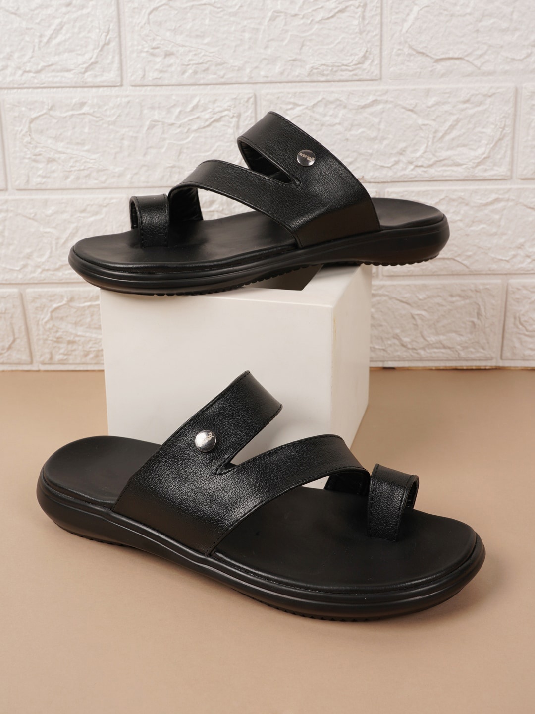 

Walkfree Men Textured Comfort Sandals, Black