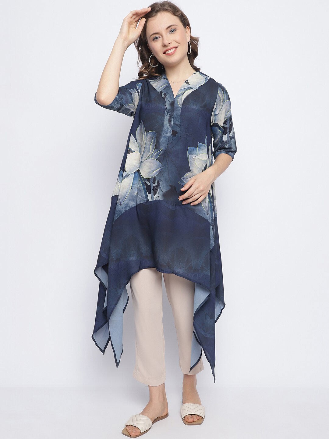 

CHIQUE Blue & Cream Floral Printed V-Neck Tunic