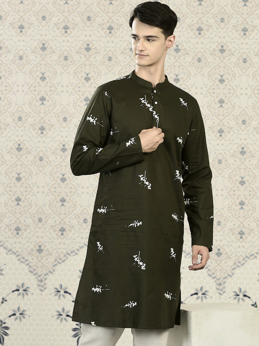 

Ode by House of Pataudi Green Abstract Printed Regular Kurta with Churidar