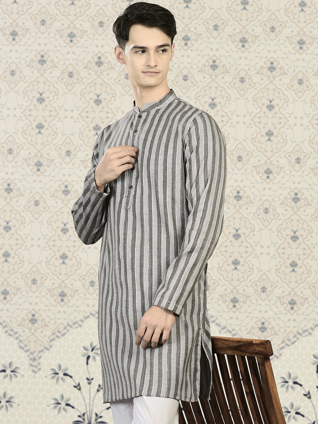 

Ode by House of Pataudi Black Striped Regular Kurta with Pyjamas